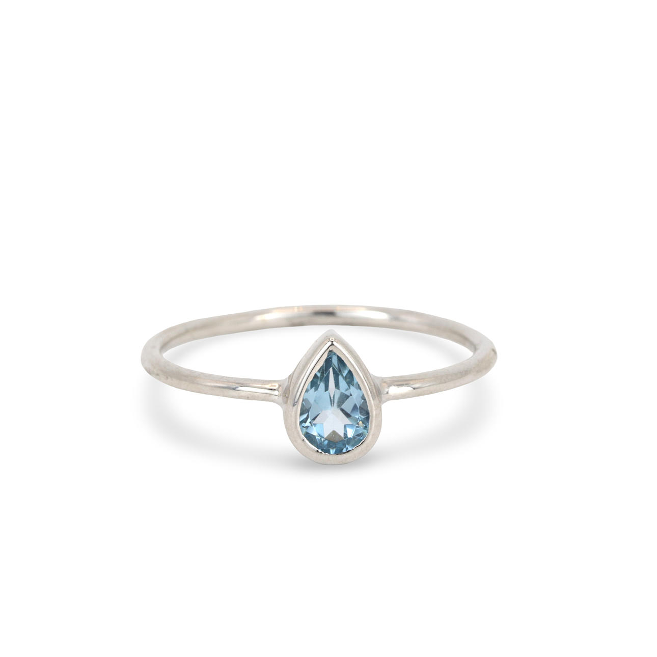 RING I SILVER MED BLÅ TOPAS.