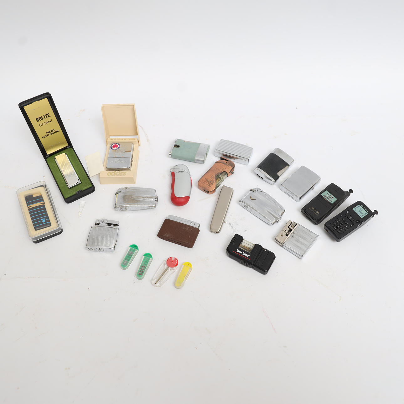 TÄNDARE MED TILLBEHÖR 18st, zippo, Lewa, ronson, Bolite med flera.