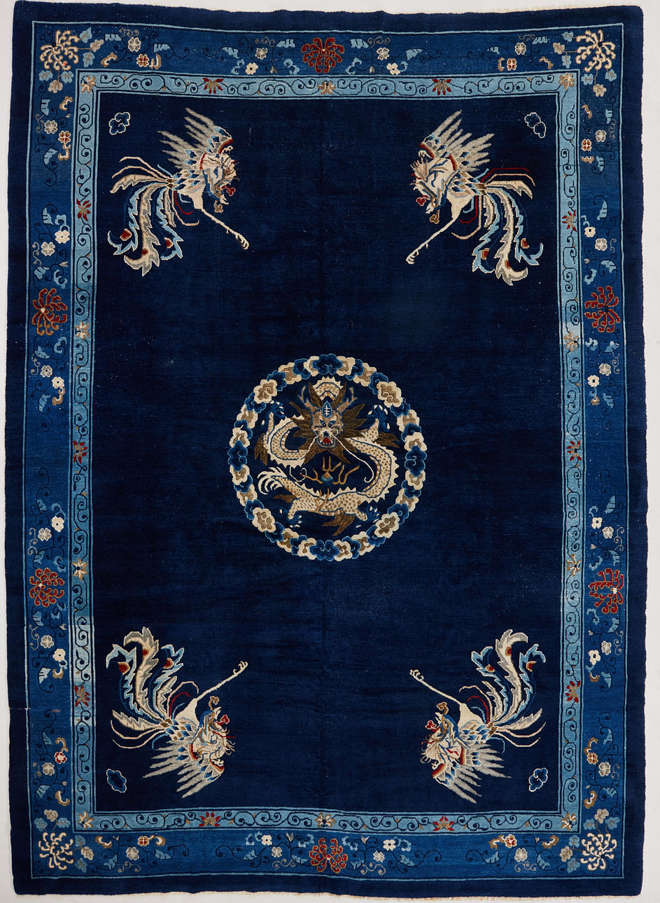 ORIENTMATTA. Kina, semiantik, med dekor av drake och fenixfåglar, ca 390x280 cm.