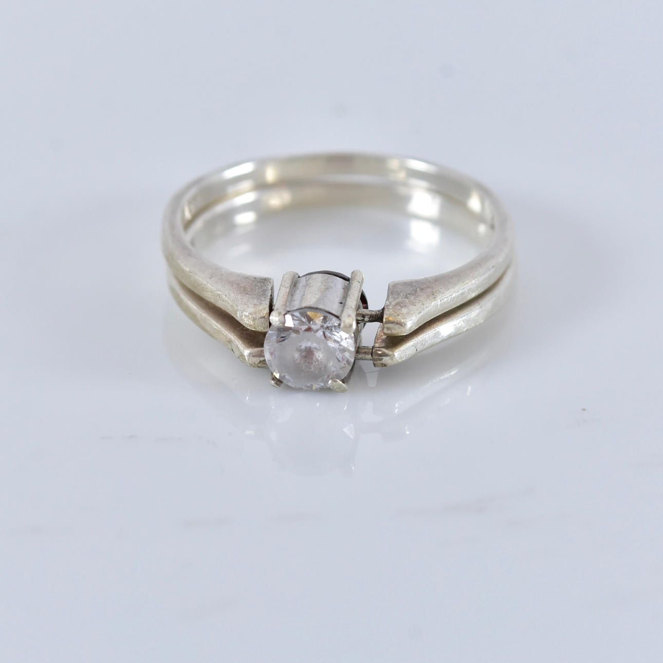 RING, med vit och röd sten, sterlingsilver.