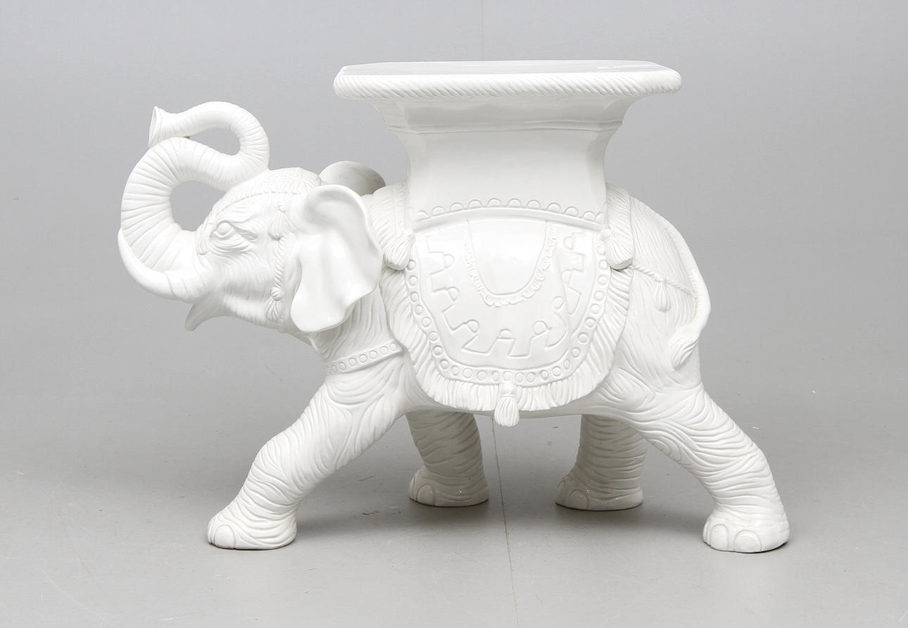 PIEDESTAL i form av elefant 1900-2000-tal.