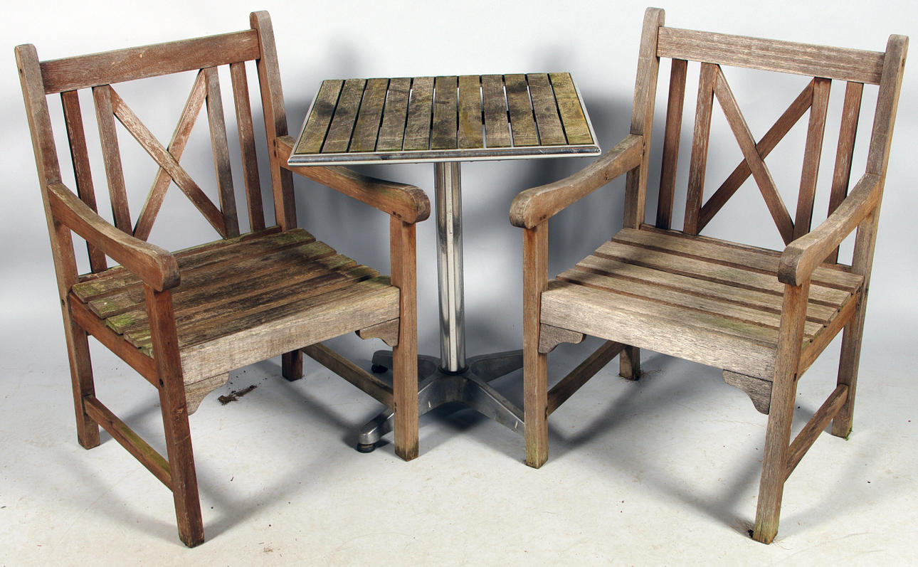 TRÄDGÅRDSMÖBLER, bord samt 1 par karmstolar.