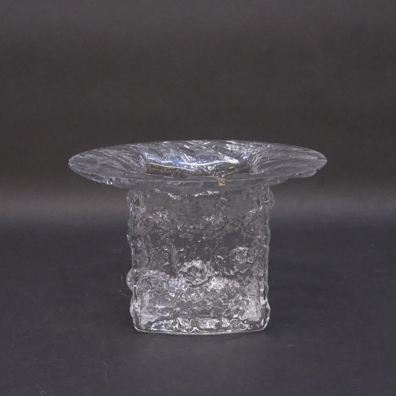 TIMO SARPANEVA. VAS / YTTERFODER, IITTALA.