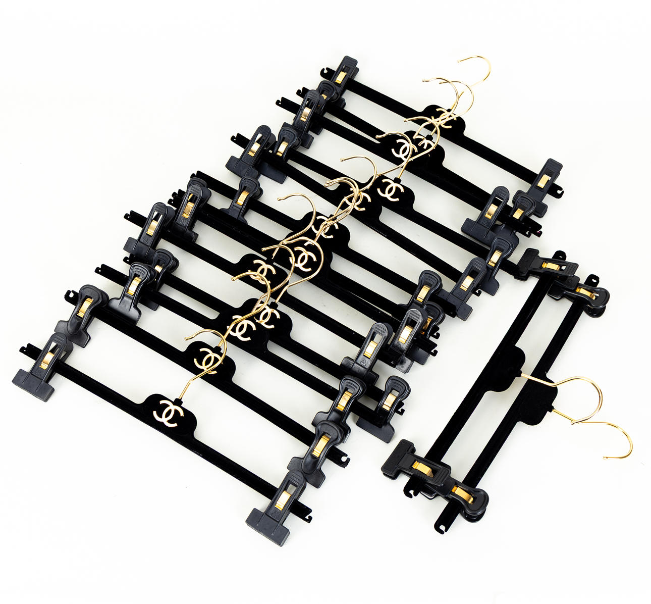 CHANEL. 15 byxhängare.