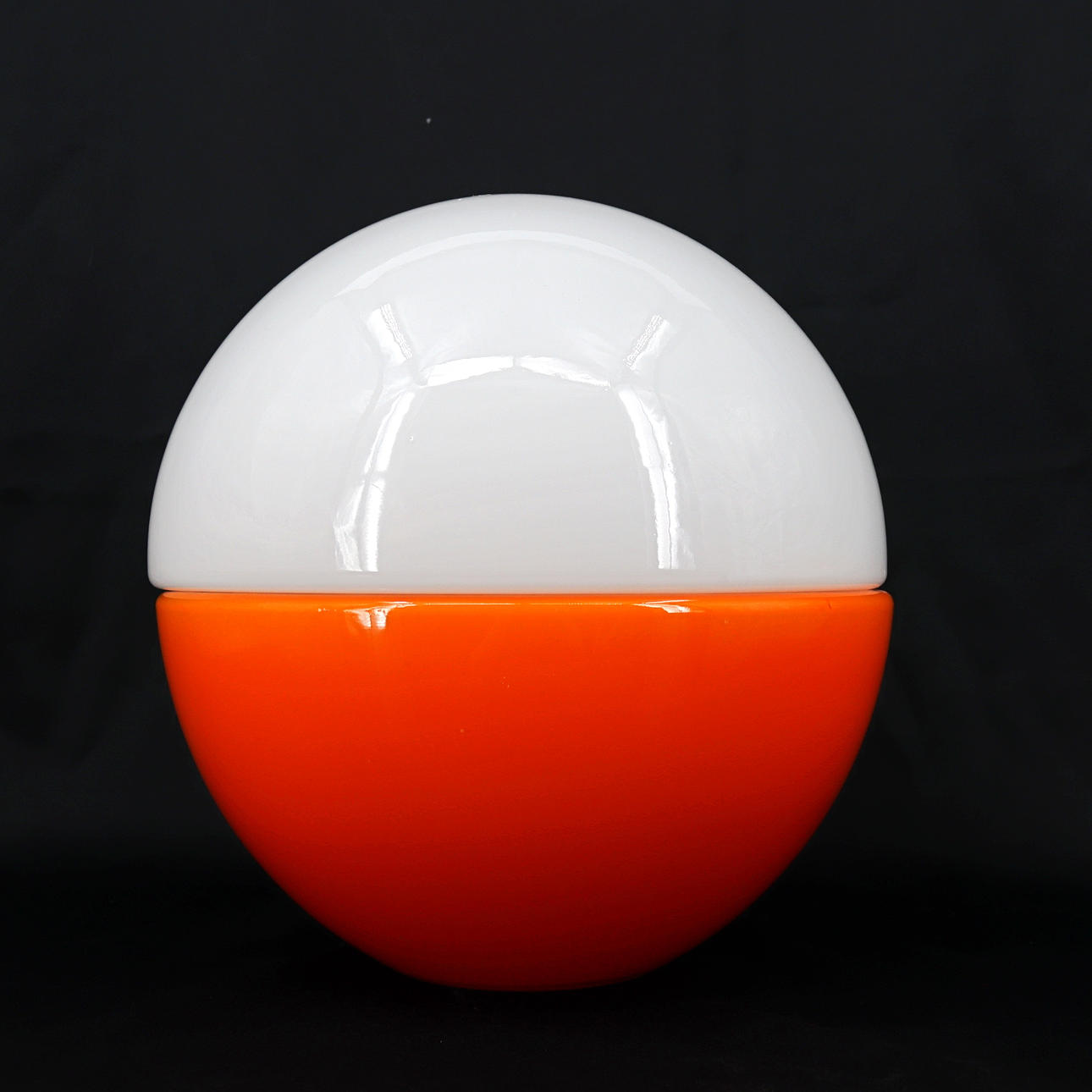 BORDSLAMPA, klotform, två delad, underdel av orange glas överdel av opalglas, etikettmärkt, Bergboms, 1900-talets andra hälft.