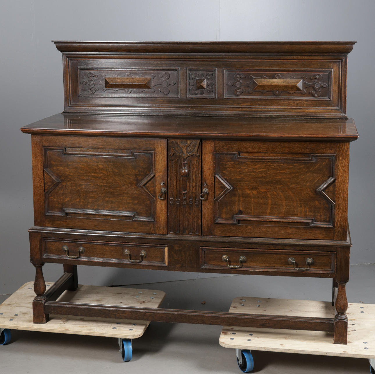 A 20TH CENTURY OAK SIDEBOARD. Furniture - Cupboards, Cabinets & Shelves ...