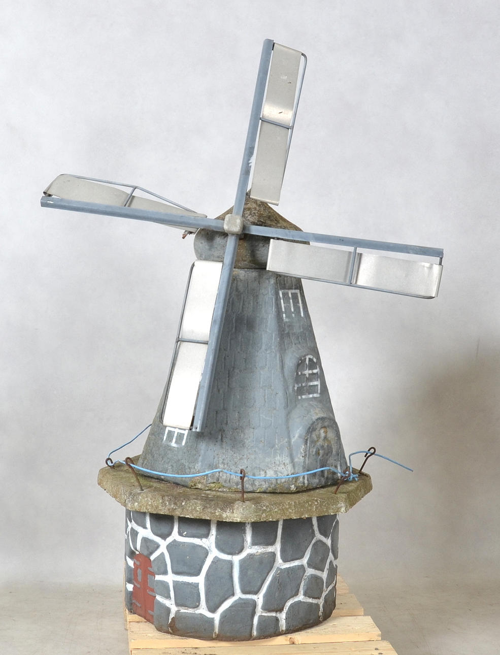 WINDMÜHLE, Beton und Metall.