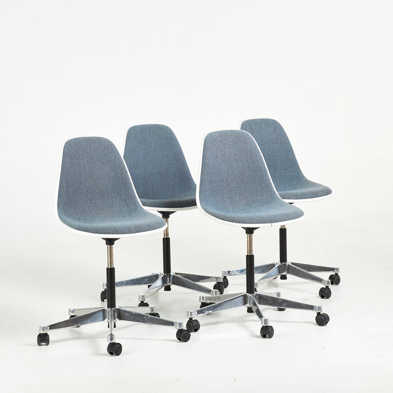 CHARLES & RAY EAMES. 4 st, "Plastic Chair PSCC'", stoppad sits, Vitra.
