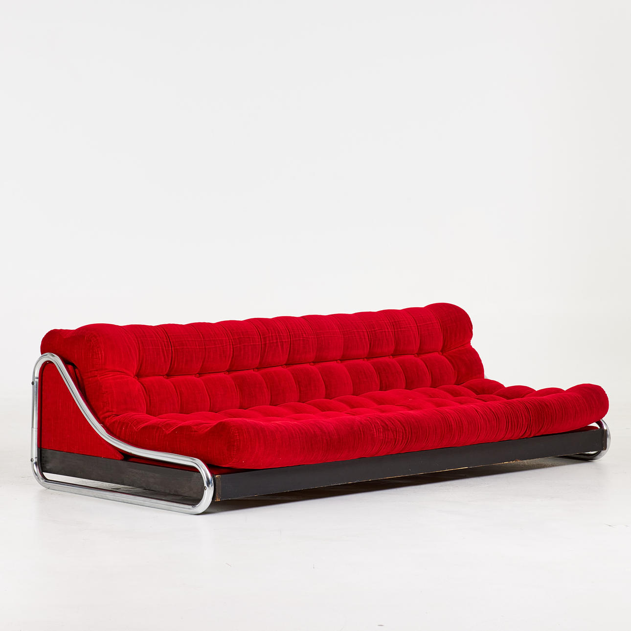 GILLIS LUNDGREN. Soffa, "Impala", för IKEA, djuphäftad plyschklädsel på förkromad metallstomme, modellen formgiven 1972.