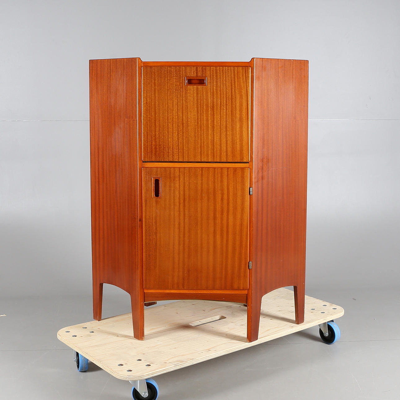 HÖRNSKÅP, teak, 1900-talets mitt.