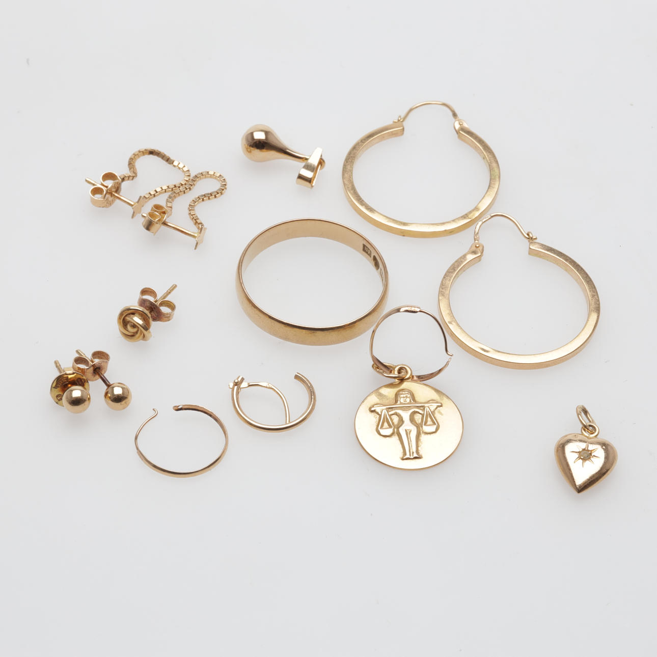 PARTI GULD 18K bruttovikt ca 11,2 gram.
