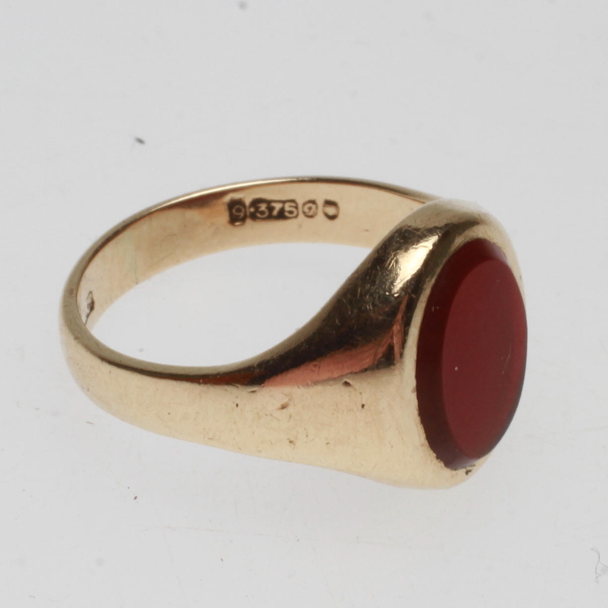 Ring, 9k, röd sten. 3.1g.