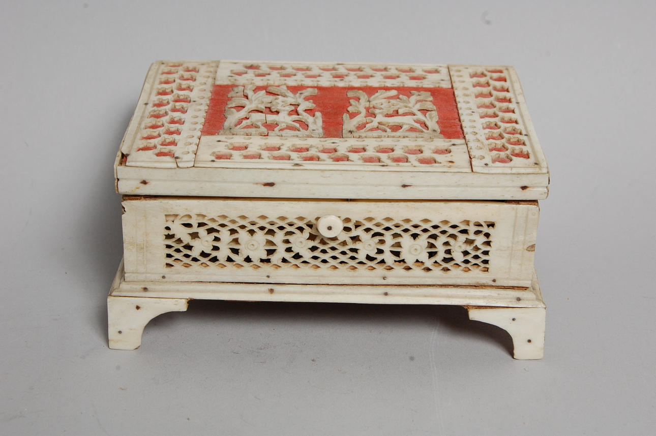 SKRIN, arkangelskt, benarbete, med dominobrickor,1800-tal.