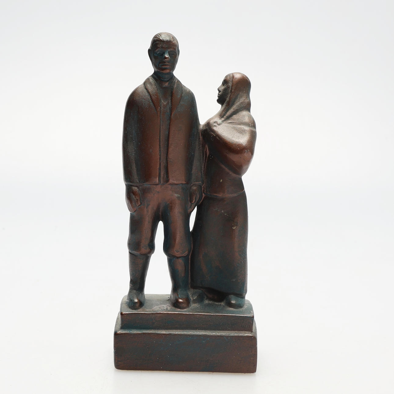 AXEL OLSSON. "Utvandrarna". Skulptur, kopparpatinerat gips.