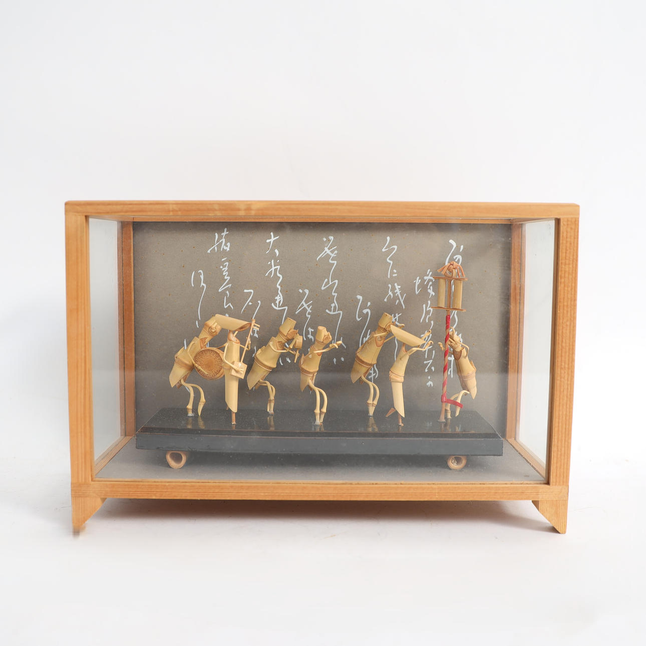 DIORAMA, orkester tillverkad av bambu.