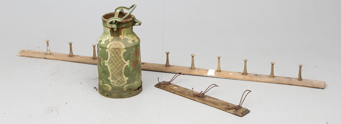 KNOPPBRÄDA, KLÄDHÄNGARE samt MJÖLKSÅ. Tidigt 1900-tal.