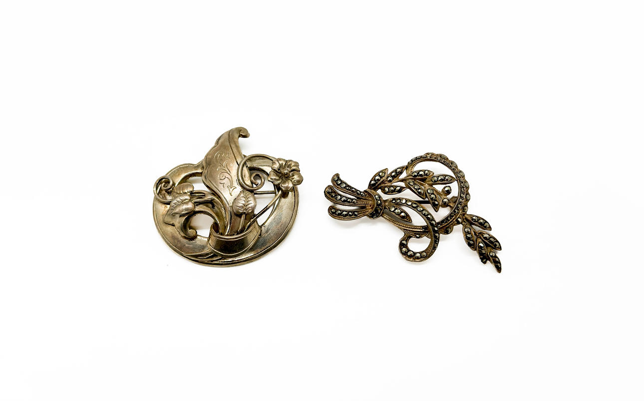 Broscher. Två Styck. Silver.