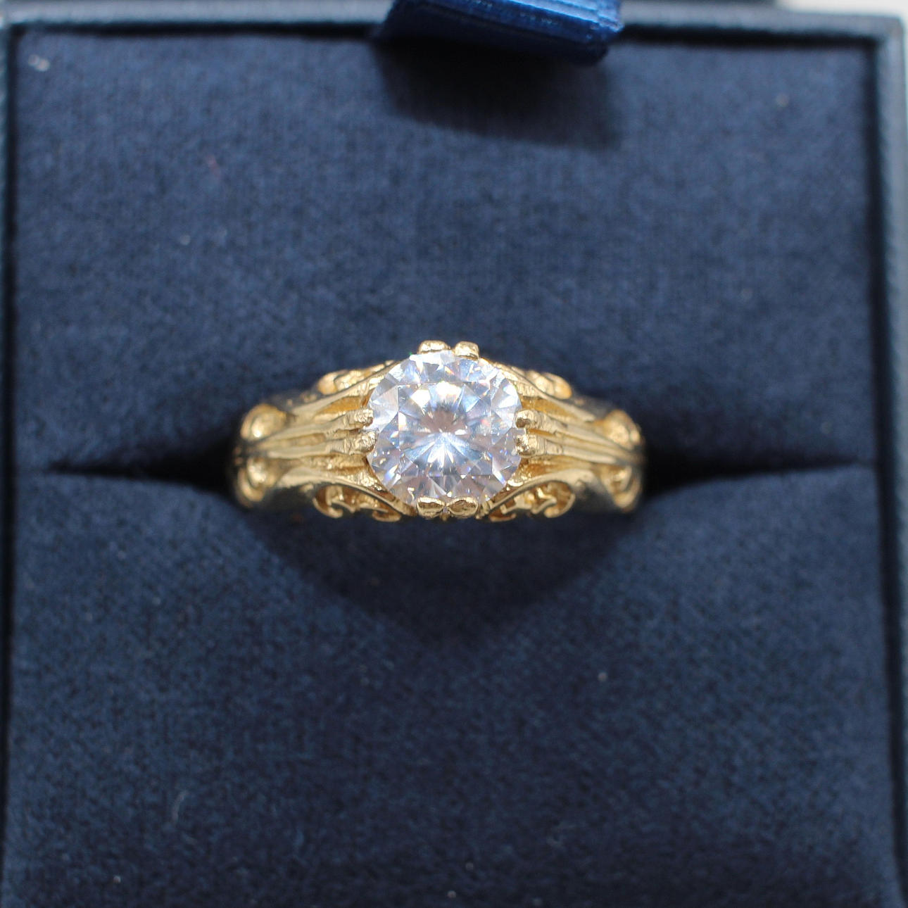 RING I 9KT GULD MED SCROLL-MÖNSTER.