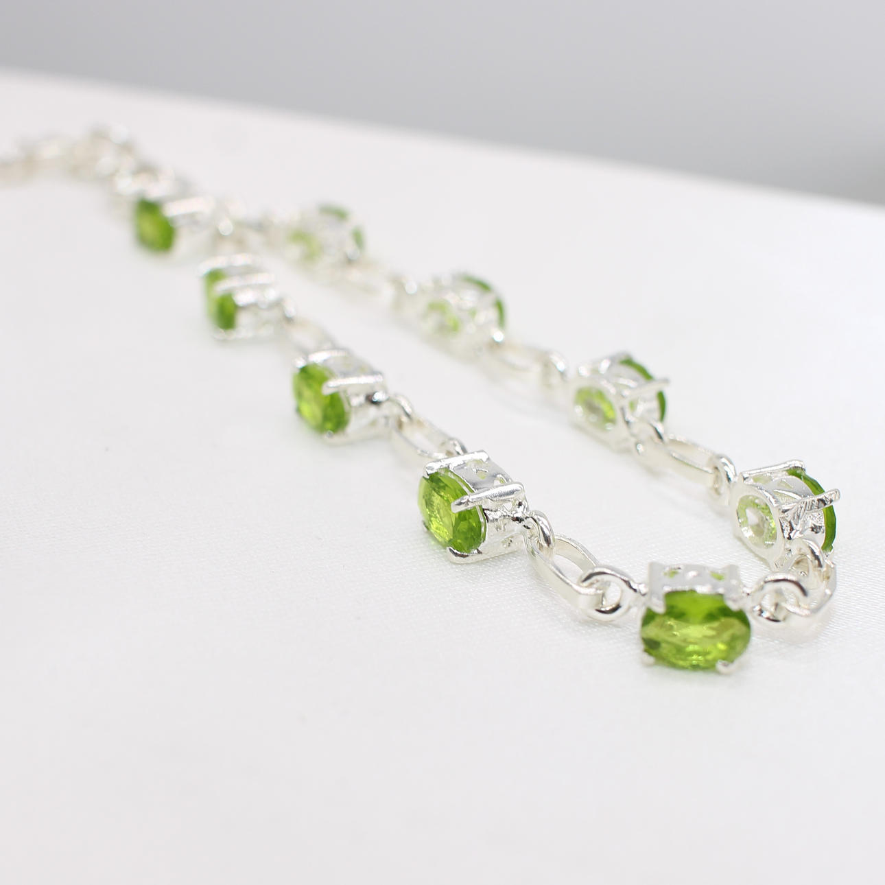 PERIDOTFATTAT SILVERARMBAND.