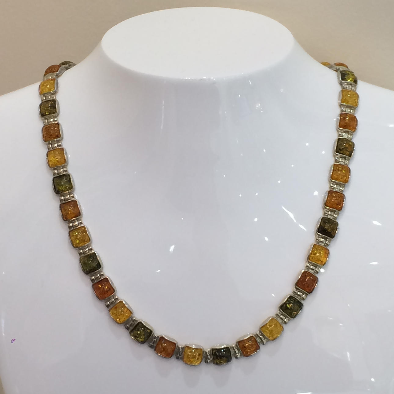 TRI FÄRG BÄRNSTEN HALSBAND.