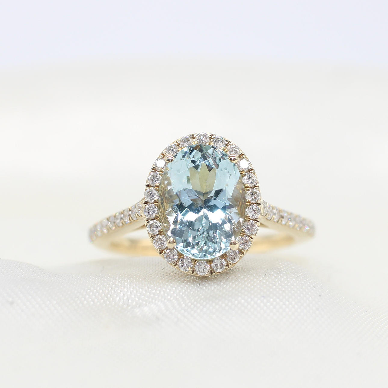 AKVAMARIN- OCH DIAMANTRING MED HALOFATTNING.