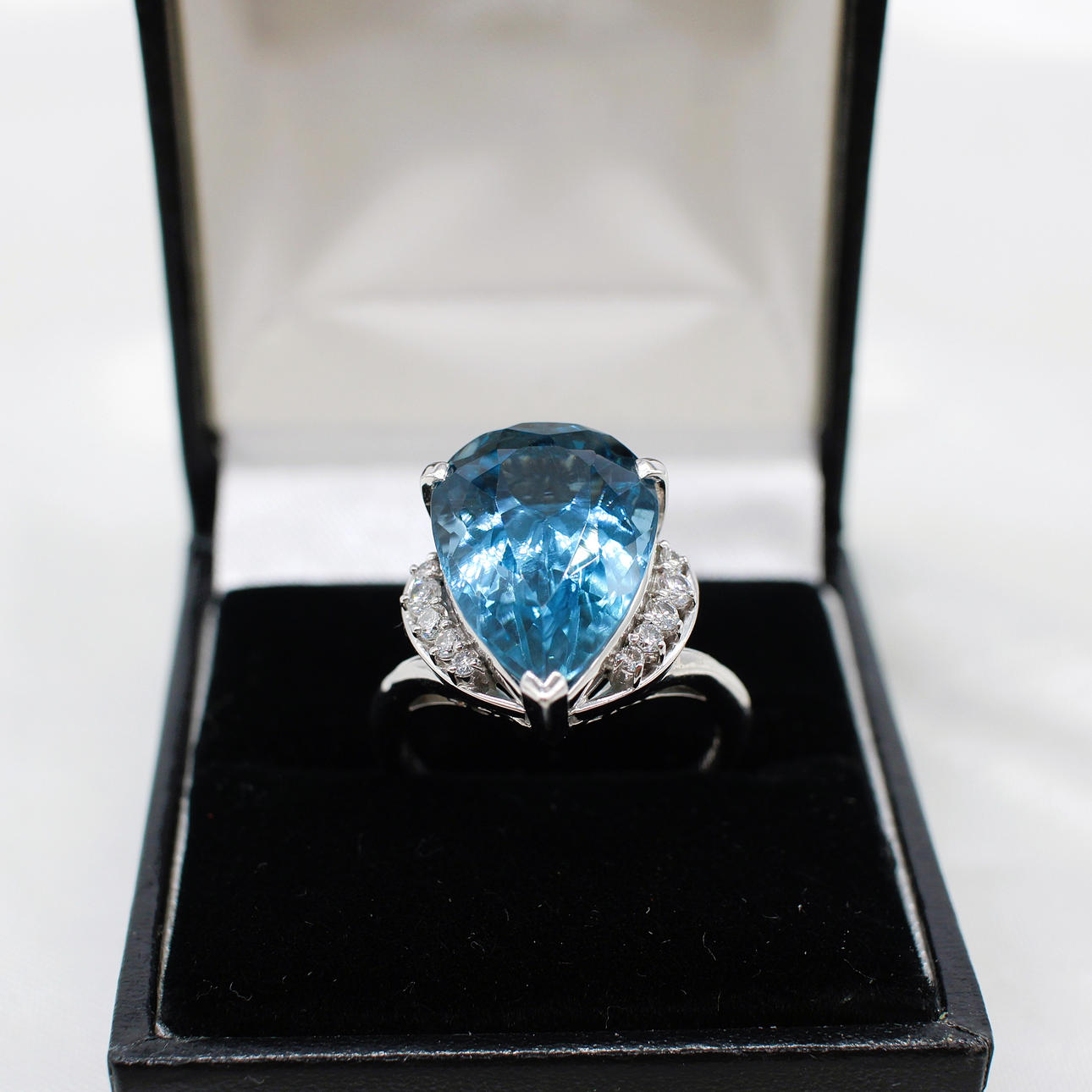CERTIFIERAD RING MED STOR TOPAS OCH DIAMANTER.