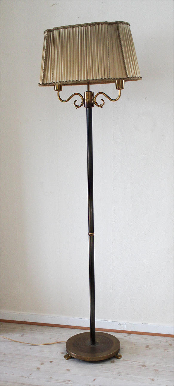 GOLVLAMPA på mässingsfot, 1940-tal.