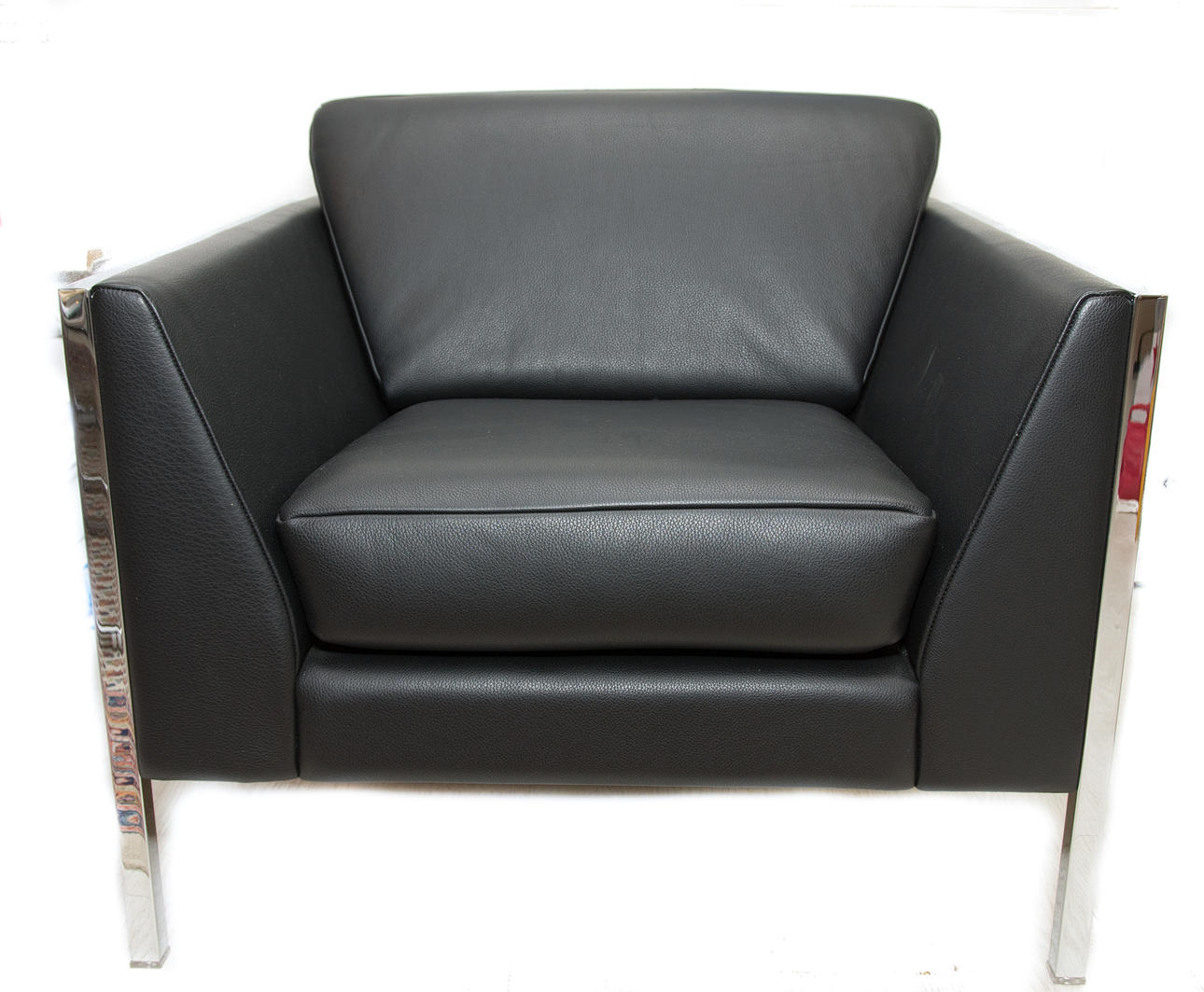 DE SEDE. Sillón cuero negro y cromo.