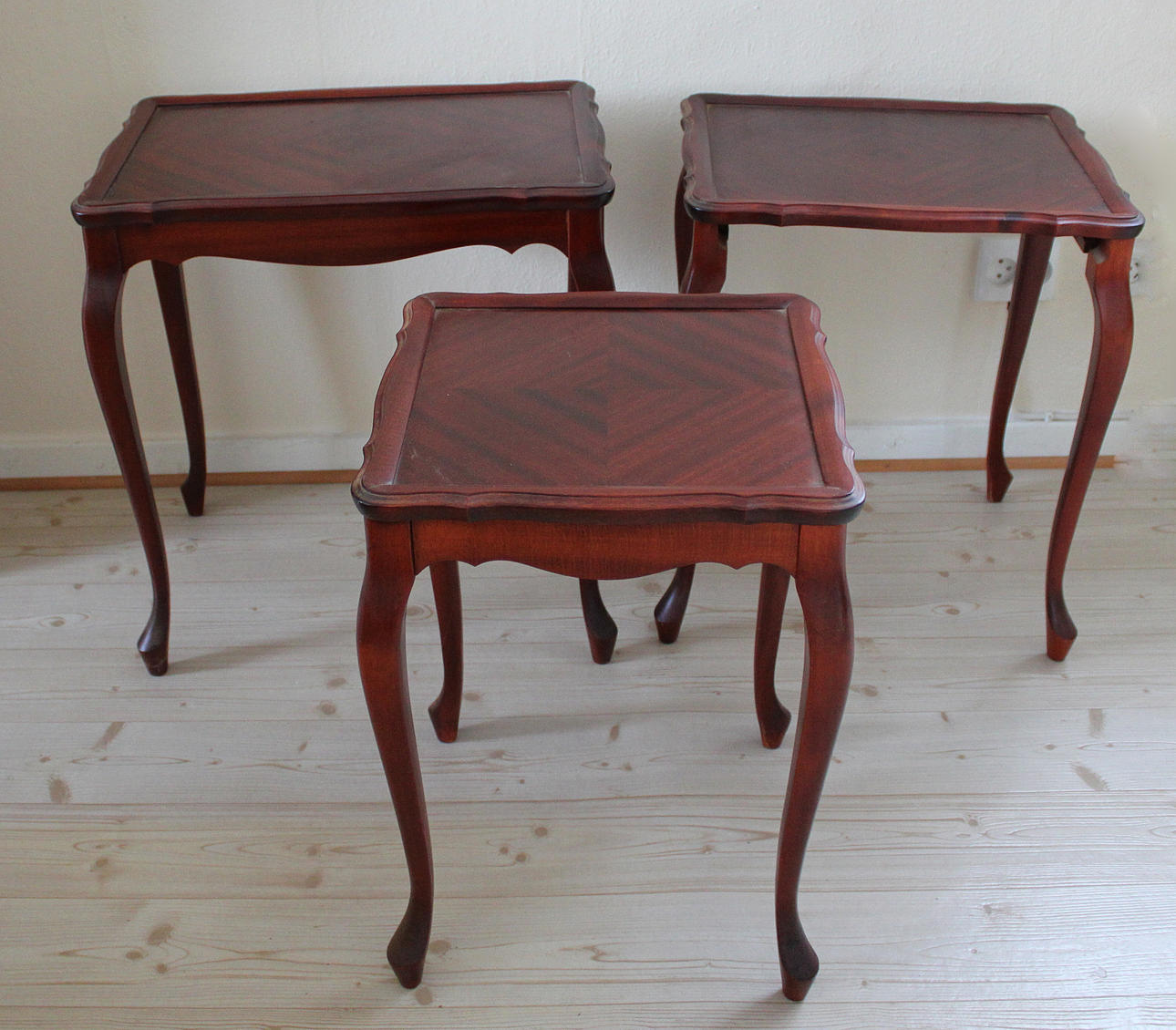 SATSBORD (3) i mahognyfanér, rokoko stil, 1900-tal.