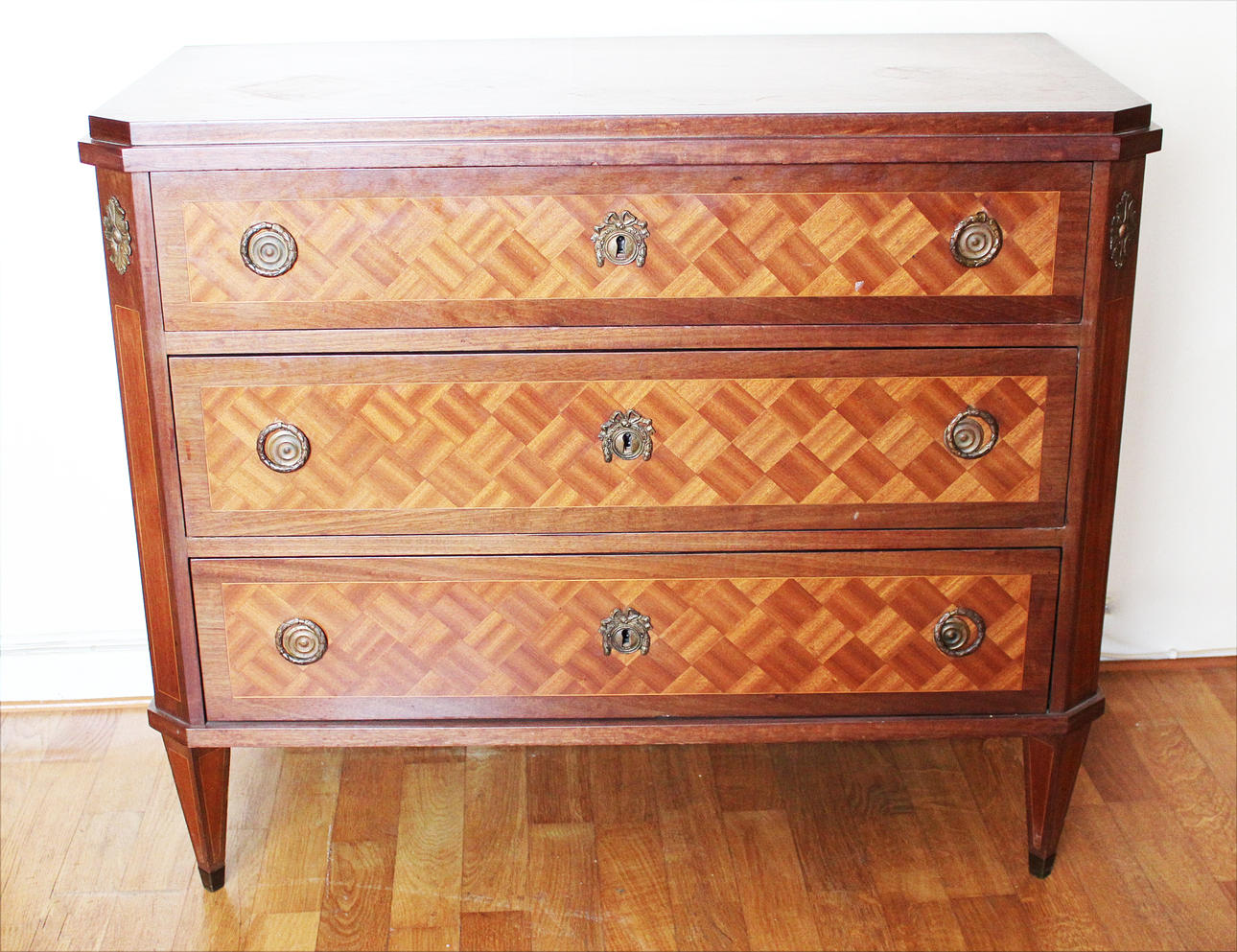 BYRÅ, gustaviansk stil med mahognyfanér med mässingsbeslag, 1900-tal.