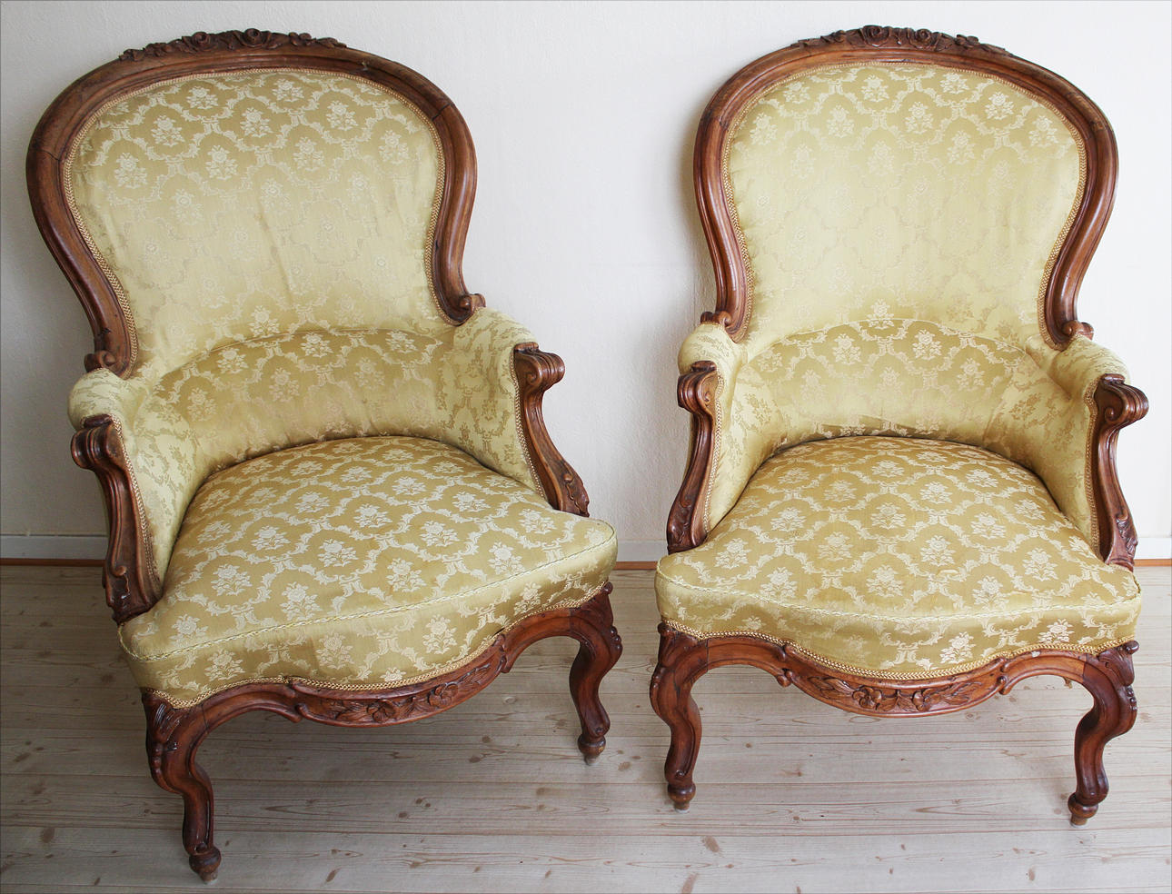 FÅTÖLJER (2) i rokokostil, 1900-tal.