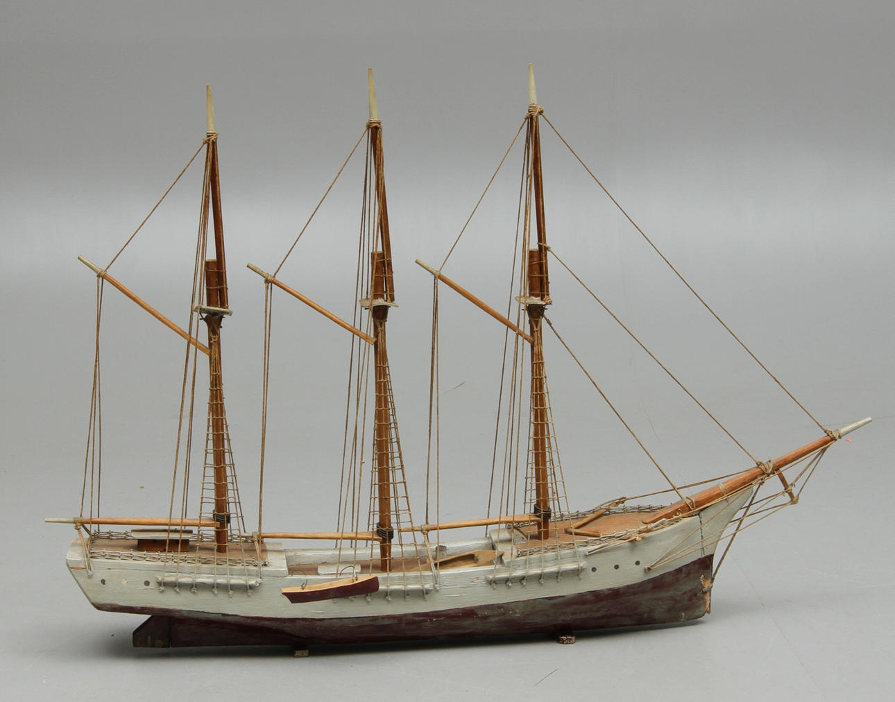 BÅTMODELL, trä, tremastad, 1900-tal.