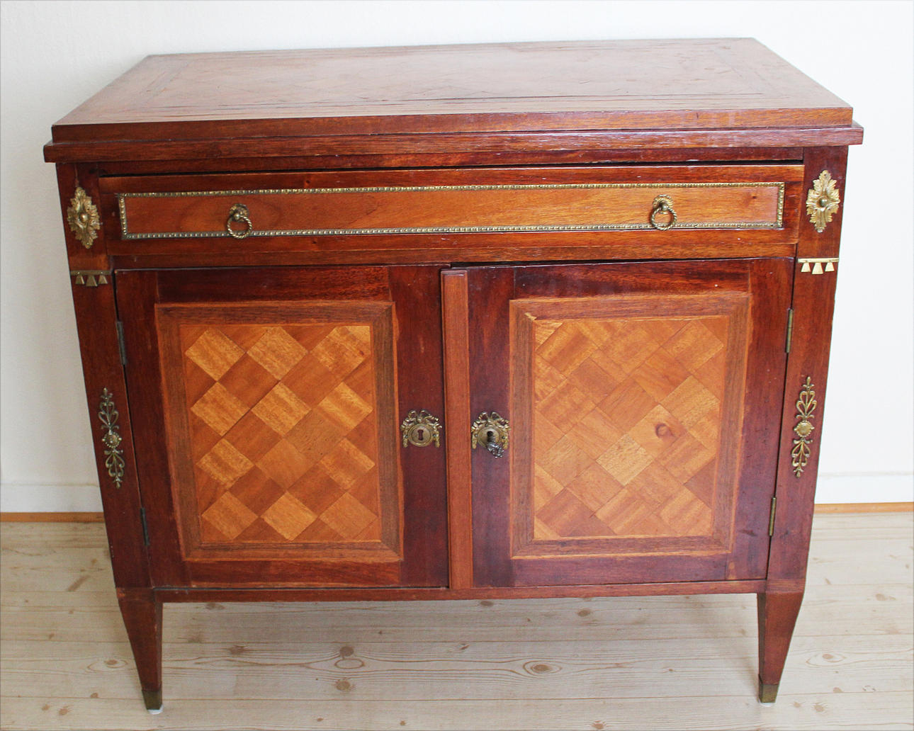 BYRÅ med mässingsbeslag. Gustaviansk stil i mahognyfanér 1900-tal.