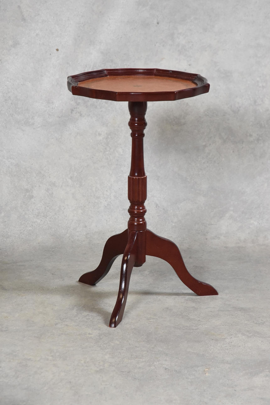 BORD, med læderbeklædt plade.