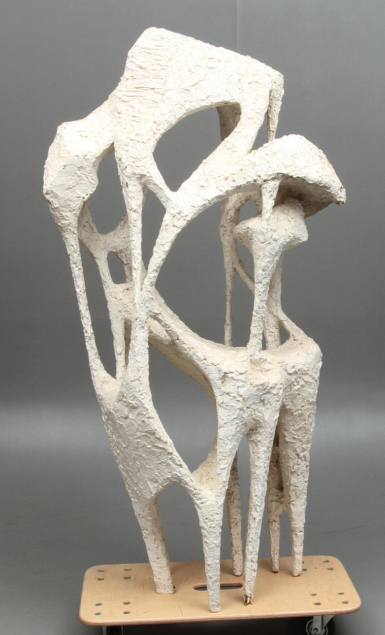 MAIRE MÄNNIK. Skulptur, förstärkt gips, osignerad.