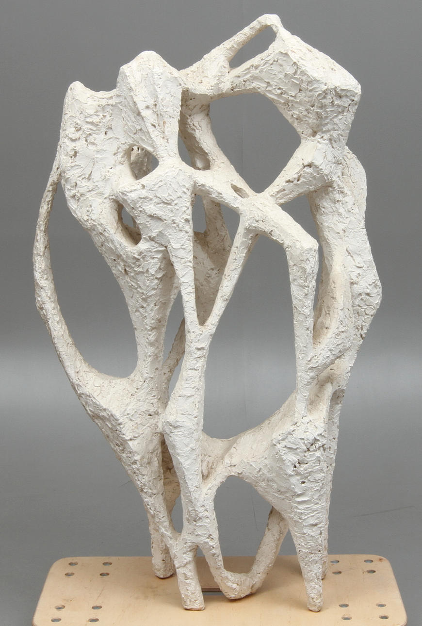 MAIRE MÄNNIK. Skulptur, förstärkt gips, osignerad.