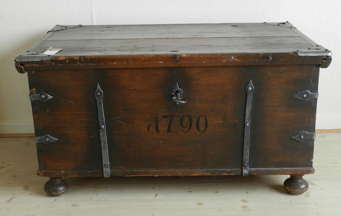KISTA, med järnbeslag, 1700-tal. Senare målning.
