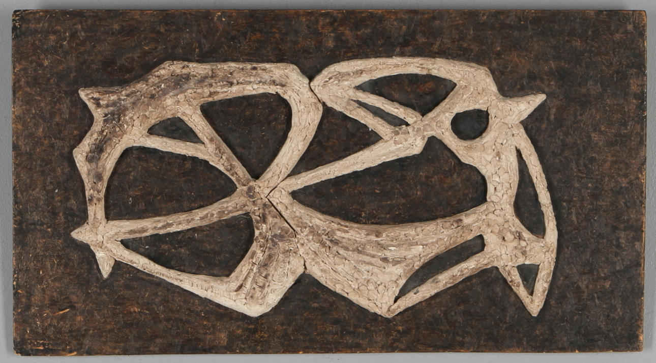 MAIRE MÄNNIK. Keramik på spånplatta, osignerad.