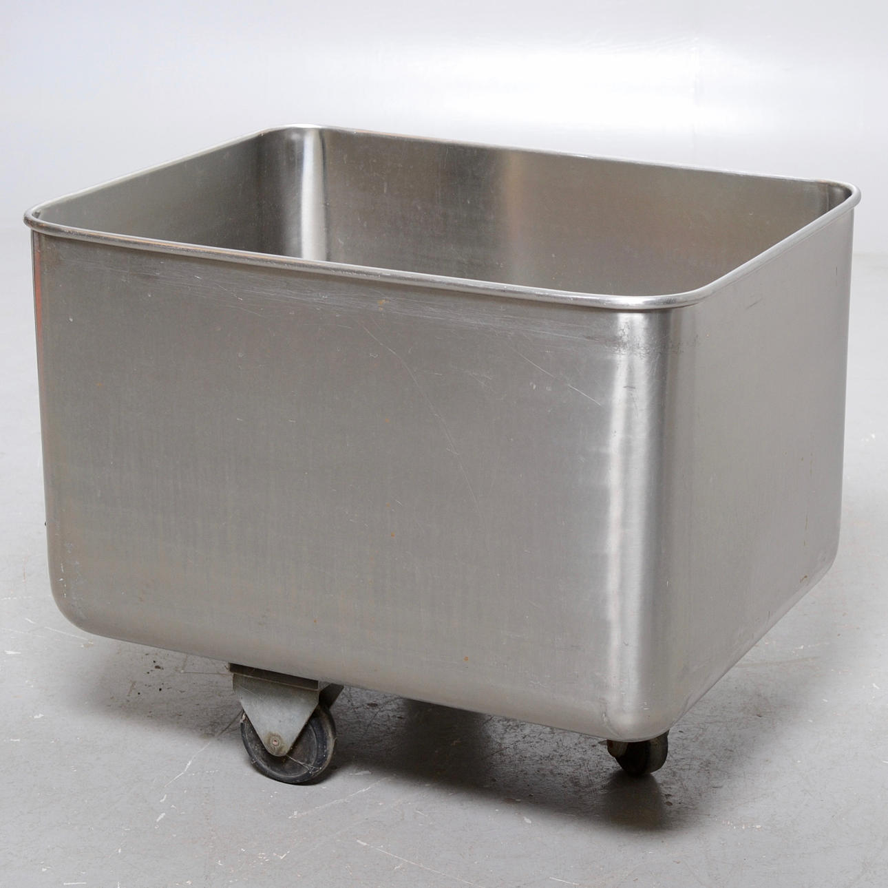 ROSTFRITT KÄRL PÅ HJUL.