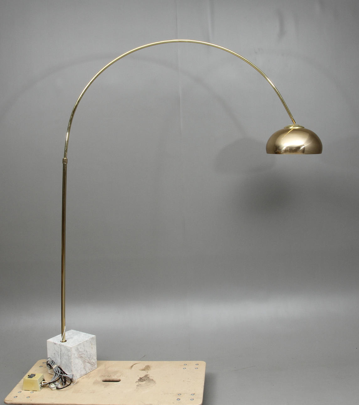 GOLVLAMPA, med stenfot, 1900-tal.