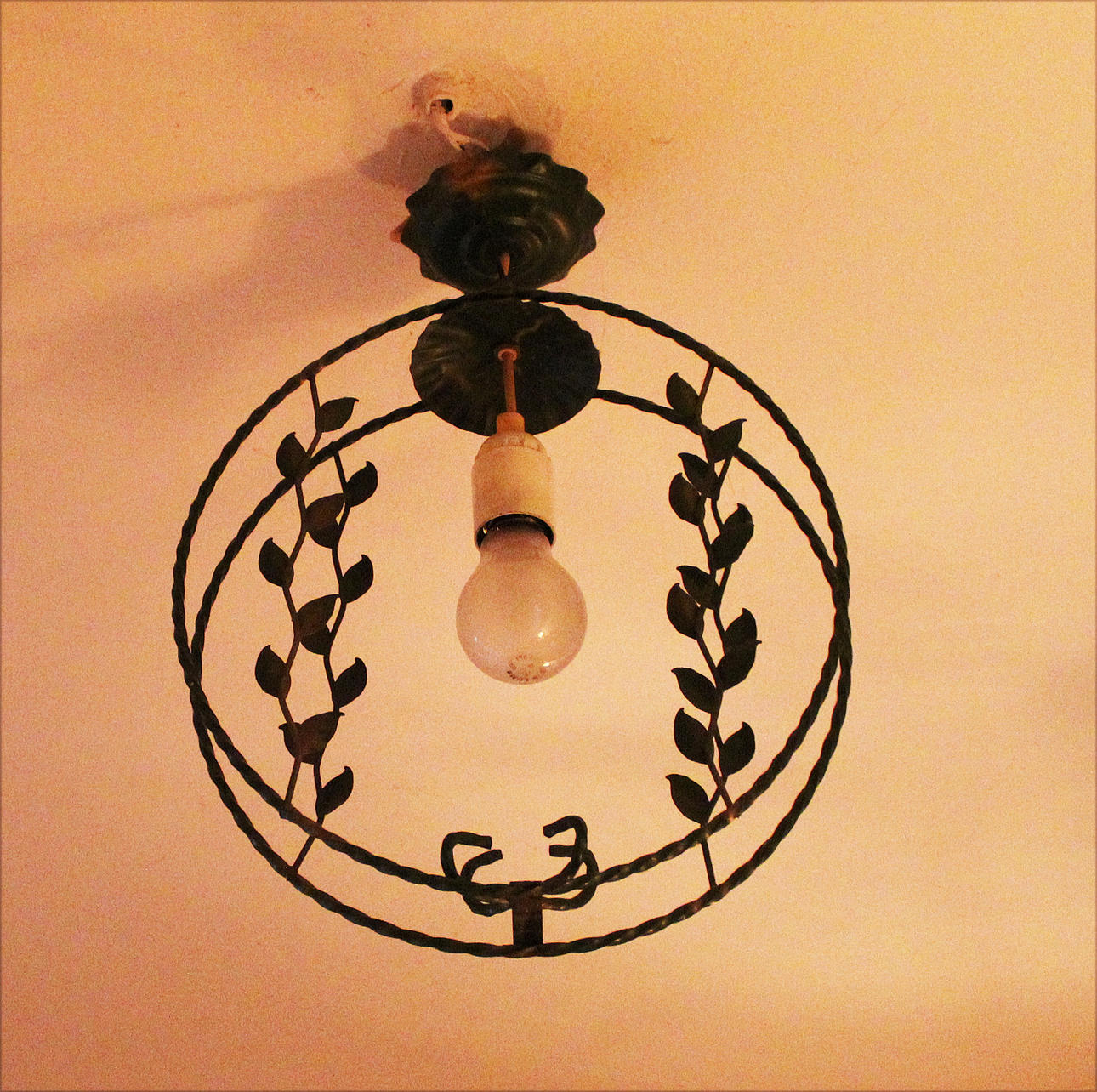 TAKLAMPA I bemålad järn, 1940-tal.