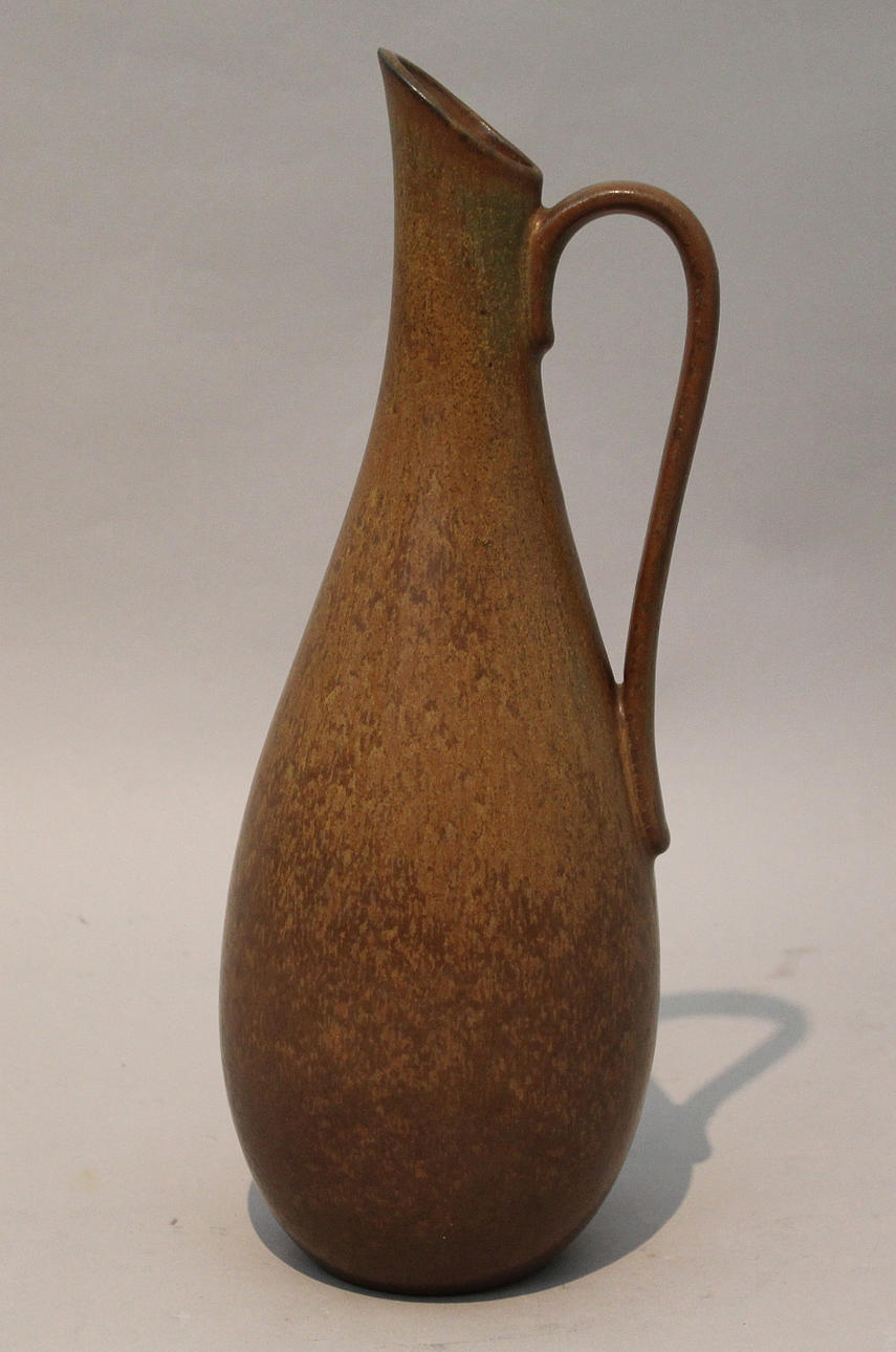 GUNNAR NYLUND. Kanna i stengods, brun harpälsglasyr. Signerad G N, Rörstrand..