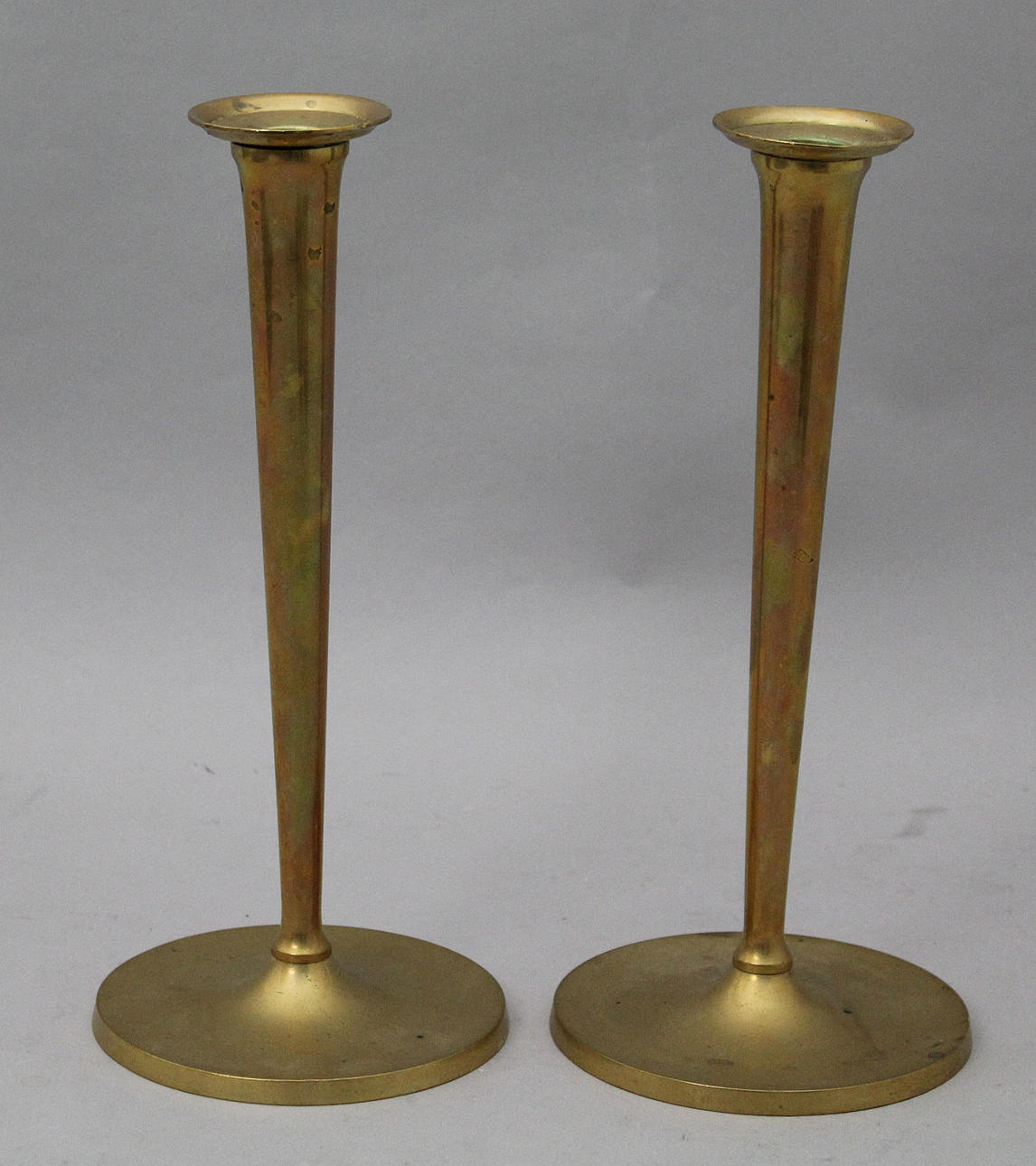 MÄSSINGSLJUSSTAKAR (2). Ca 1900. Märkt Grillby Metallfabrik, no 103.