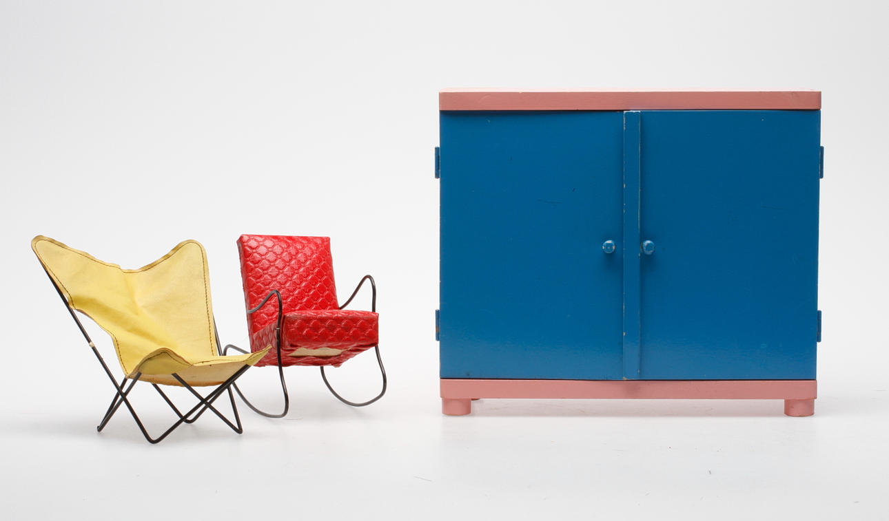 DOCKMÖBLER, 3 del, bland annat fladdermusfåtölj. 1950/60 tal.