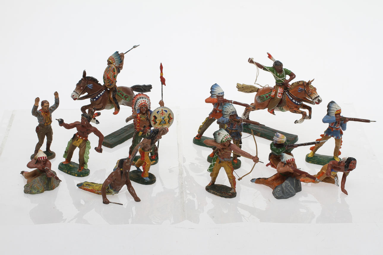 ELASTOLIN cirka 15 Westernfigurer, Indianer och Cowboys (parti A).