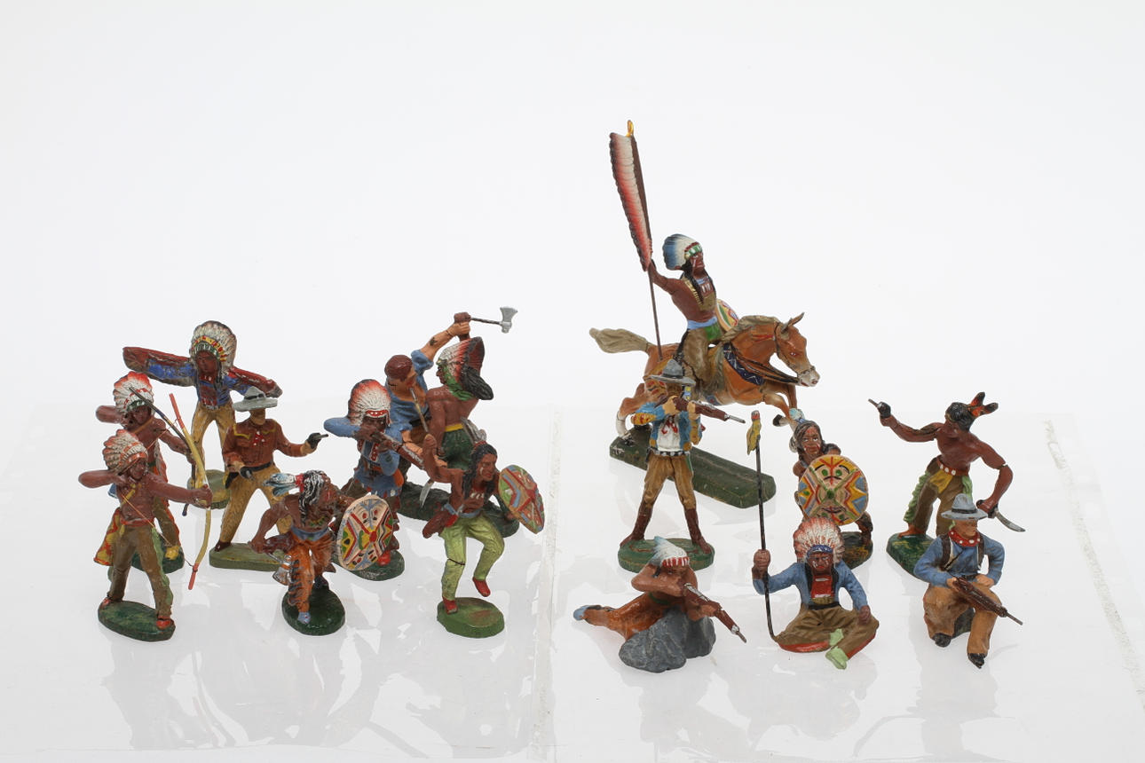 ELASTOLIN cirka 15 Westernfigurer, Indianer och Cowboys (parti B).