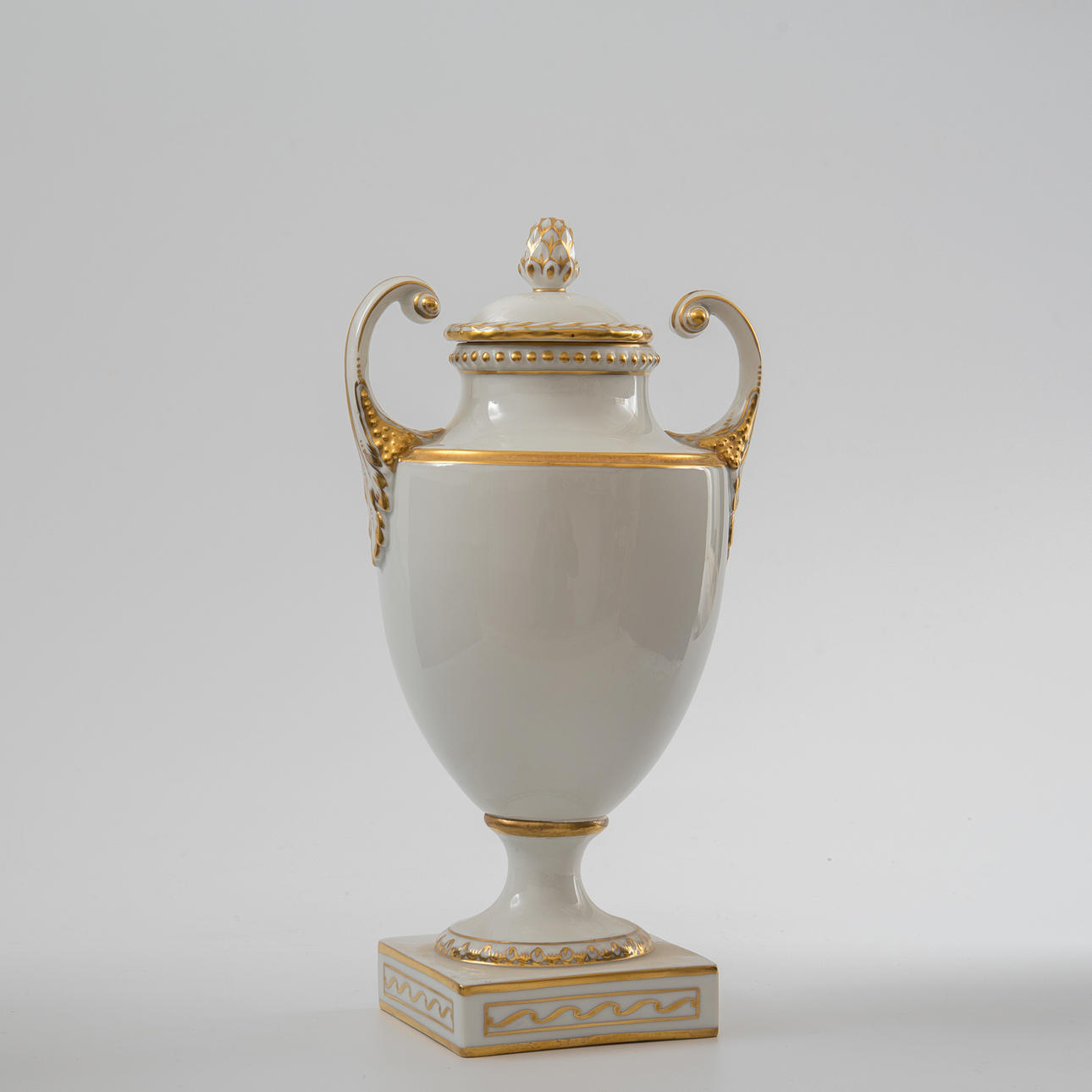 FÜRSTENBERG. DECKELVASE.