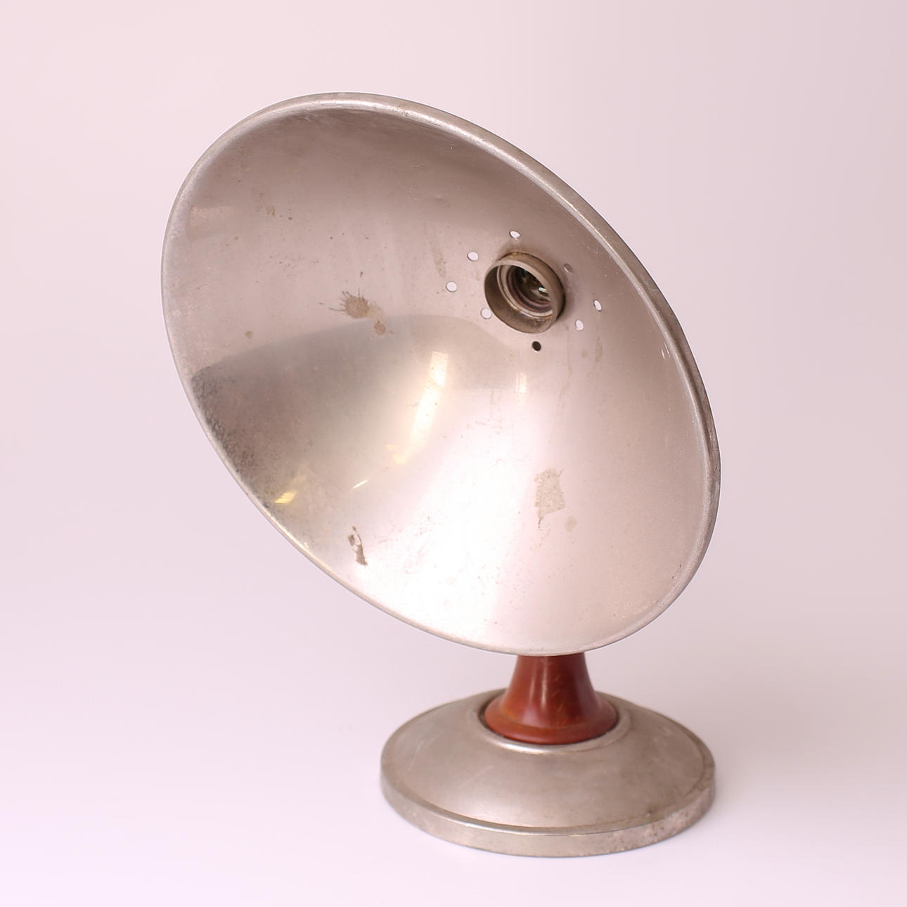 TISCHLAMPE, Metall, Holzsäule, 20. Jahrhundert.