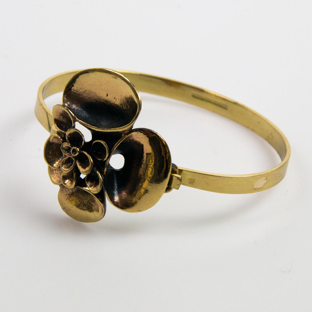 Rannekoru, pronssi, "Lava", Hannu Ikonen, Suomi.