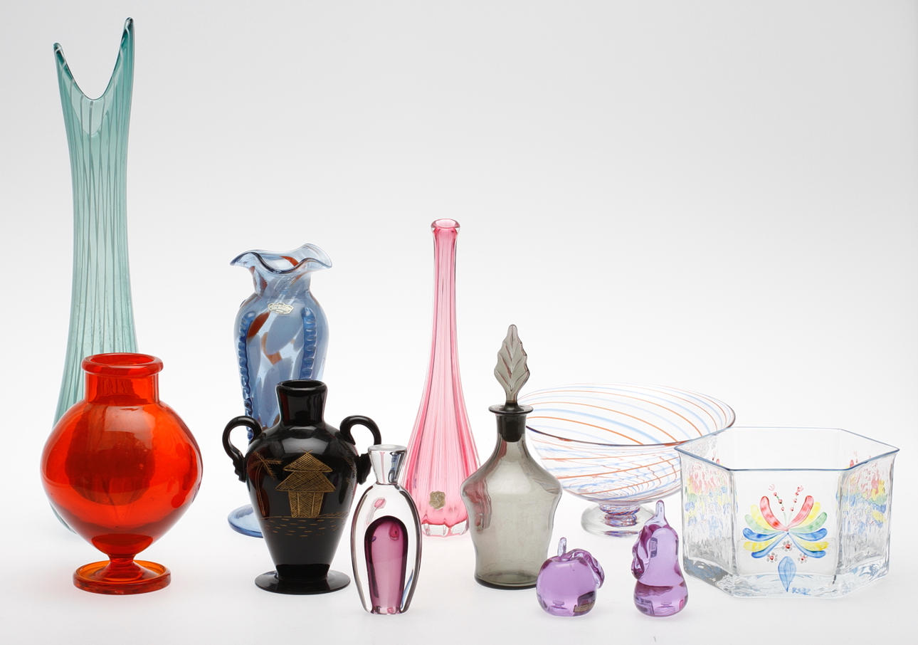 GLASFÖREMÅL, 11 delar, bland annat Kosta, Vicke Lindstrand.